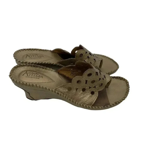 Clarks Artisan Size 9 M Leather Cut Out Thong Style Wedges Sandals Metallic Gold - Picture 4 of 9